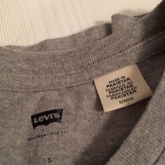 ✨SALE 2/$15 LEVI’S✨ | Red tab trademark T-shirt - Picture 3 of 8